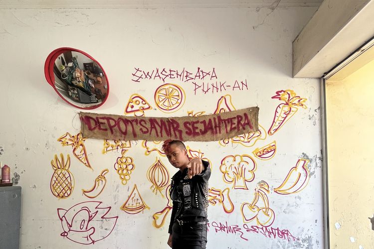 Kisah Kipli, anak punk yang hidup mandiri dan bekerja di depo sayur, mematahkan stigma negatif lewat bekerja dan tetap merawat diri.