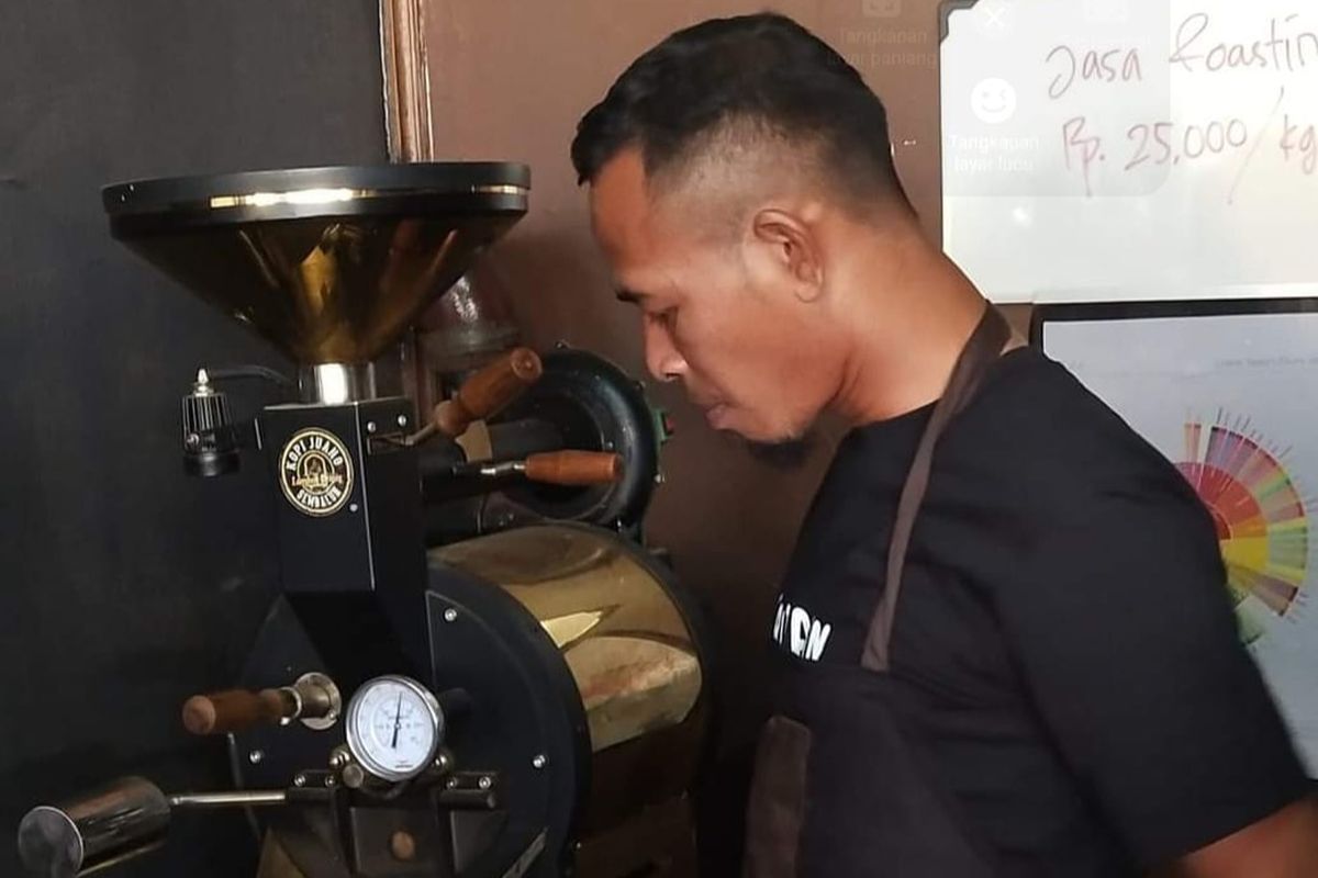 Hajrul Azmi tergerak untuk mengembangkan kopi di Desa Sajak, Sembalun, Lombok Timur, Nusa Tenggara Barat. Azmi sebenarnya adalah seorang guru honorer. Ia pun akhirnya merintis bisnis di bidang kopi.