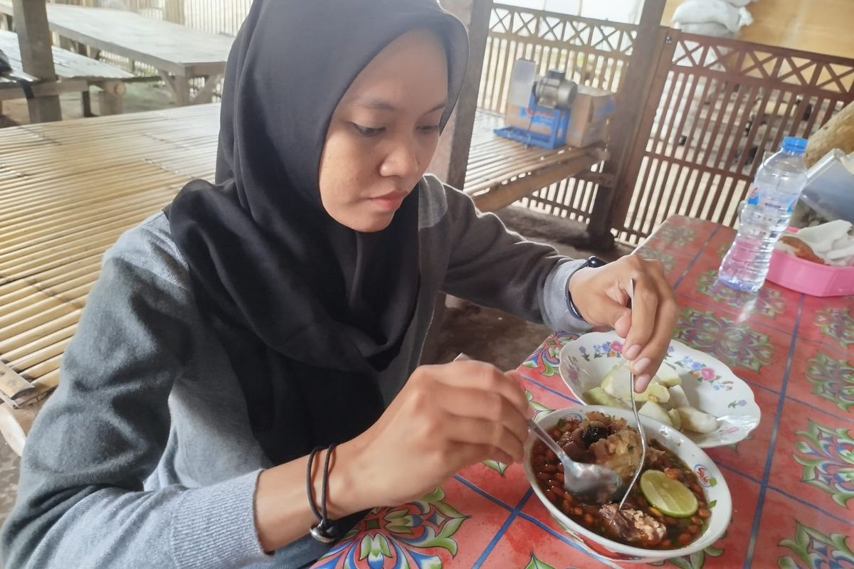 Salah satu pengunjung saat menikmati Soto Mata Sapi Bu Mis di Bangkalan, Senin (21/4/2025)