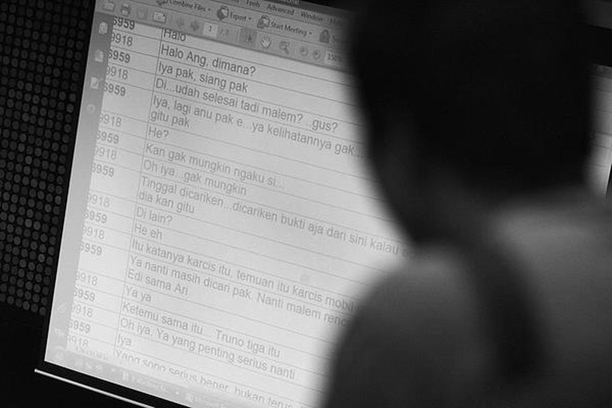 Transkrip rekaman suara terhadap Anggodo Widjojo, adik buronan Komisi Pemberantasan Korupsi (KPK) terkait kasus pengadaan radio komunikasi di Departemen Kehutanan, Anggoro Widjojo, diperlihatkan di sidang lanjutan uji materi Undang-Undang Nomor 30 Tahun 2002 tentang KPK di Gedung Mahkamah Konstitusi, Jakarta, Selasa (3/11).