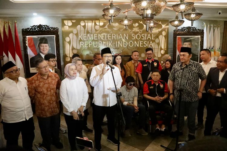 Menteri Sosial (Mensos) Saifullah Yusuf atau Gus Ipul saat menerima menerima Agus Salim beserta kuasa hukumnya, Farhat Abbas di Kantor Kementerian Sosial, Jalan Salemba Raya, Jakarta Timur (4/12/2024).