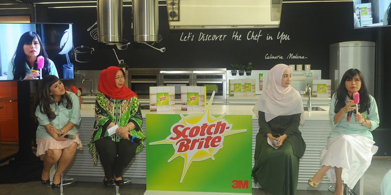 Talkshow tentang mikroba di acara peluncuran Scotch-Brite Bottle Cleaner di Modena Experience Center, Jakarta (28/11).