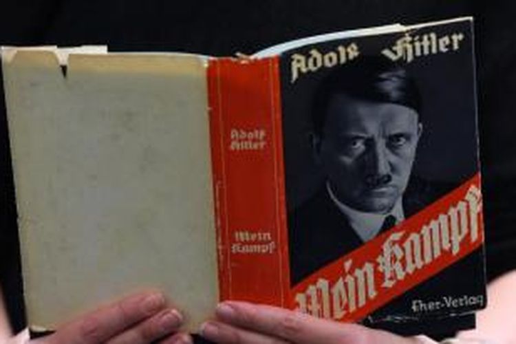 Buku Mein Kampf karangan Adolf Hitler. 