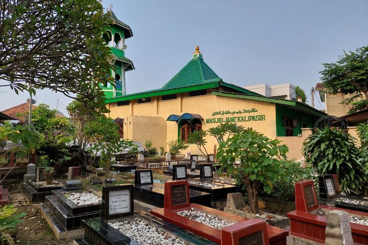 Tampak luar Masjid Kalipasir yang terletak di Kelurahan Sukasari, Kecamatan Tangerang, Kota Tangerang. Masjid tersebut merupakan masjid tertua di Kota Tangerang yang berusia 445 tahun.