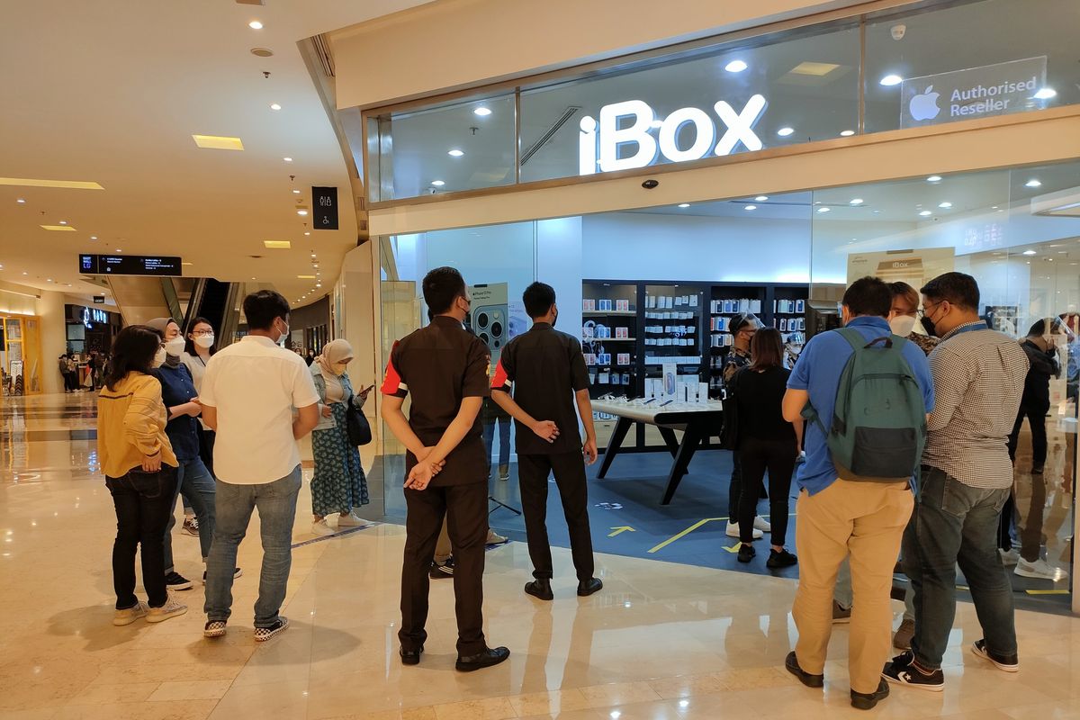 Antrean iPhone 13 di iBox Grand Indonesia, Jumat (12/11/2021).