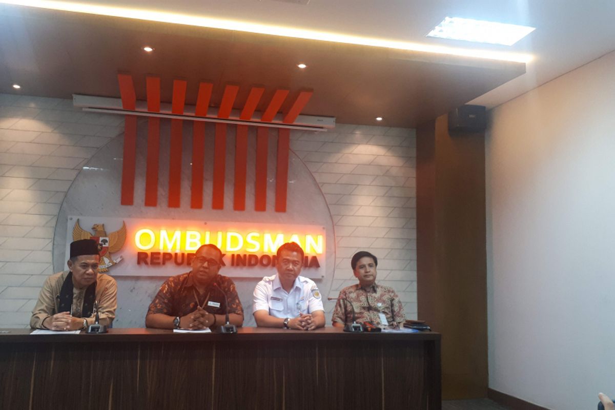 Wakil Walikota Jakarta Pusat Irwandi, Ketua Ombudsman RI Perwakilan Jakarta Raya Teguh P Nugroho, Executive Vice President PT Daop 1 Jakarta R. Dadan Rudiansyah, dan Direktur Utama PD Pembangunan Sarana Jaya Yoory C Pinontoan di Kantor Ombudsman RI, Jumat (16/11/2018).