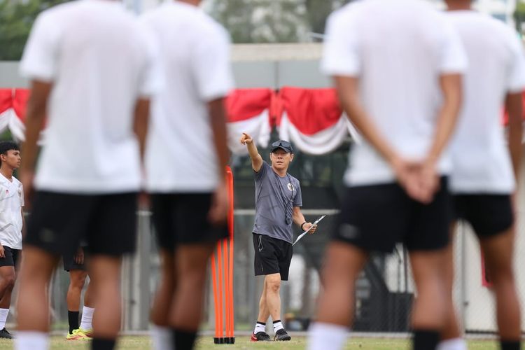 Shin Tae-yong saat memimpin pemusatan latihan timnas U19 Indonesia di Jakarta pada Jumat (26/8/2022).