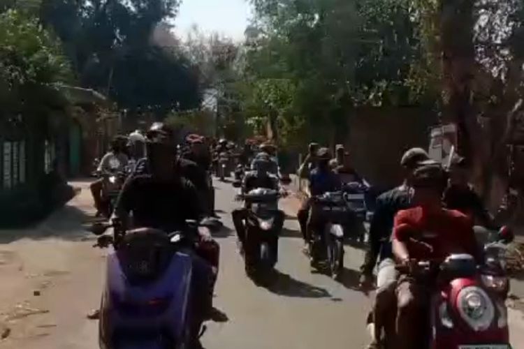 Dengan menggunakan sepeda motor, puluhan warga Desa Kadatong, Kecamatan Galesong Selatan, Kabupaten Takalar, Sulawesi Selatan menggeruduk kantor desa setempat terkait dugaan pencabulan yang dilakukan oleh oknum kepala desanya. Senin, (13/11/2023).
