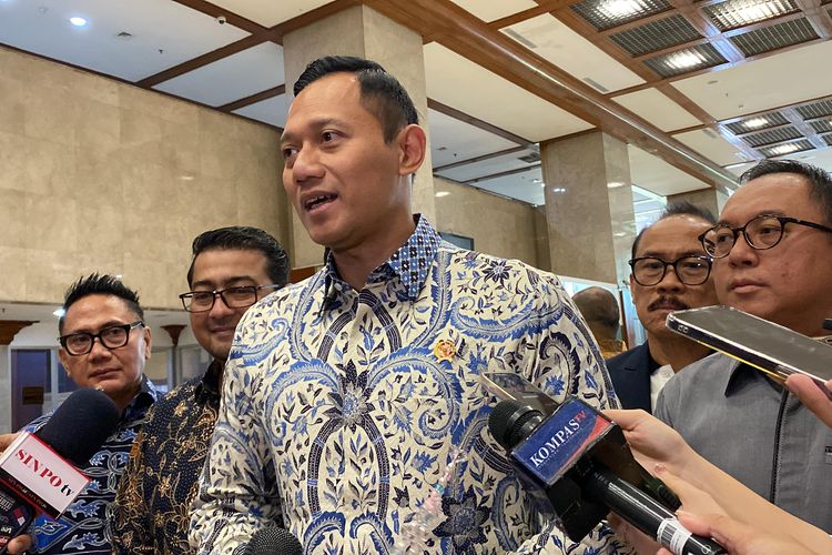 Menteri ATR/BPN Agus Harimurti Yudhoyono (AHY) saat ditemui di Gedung DPR, Senayan, Jakarta, Senin (25/3/2024). 
