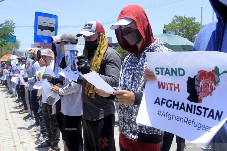 Kepala Kanwil Kemenkumham NTT Marciana D Jone saat menghampiri para pengungsi asal Afghanistan yang berunjuk rasa di depan Kanwil Kemenkumham NTT, di Kota Kupang,Kamis (21/10/2021).