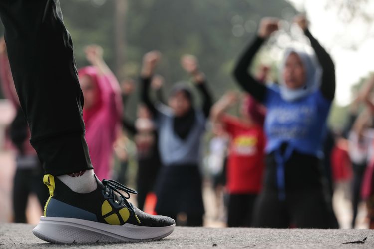 Zumba bersama dalam rangka peluncuran koleksi terbaru sepatu Hush Puppies ''The Body Shoe'' di Stadion Gelora Bung Karno, Jakarta, Minggu (26/6/2022).
The Newest Body Shoe hadir dengan design yang lebih fresh dan dilengkapi 3 fitur teknologi untuk mengurangi tekanan pada kaki dan keseluruhan
tubuh kita.