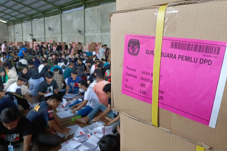 Ribuan petugas sortir dan pelipatan saat melakukan sedang melipat surat suara di Gudang KPU Kabupaten Bandung di Jalan Raya Katapang pada Kamis (11/1/2024)