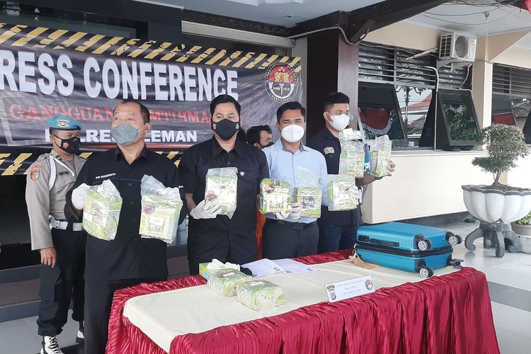 Kasat Resnarkoba Polres Sleman AKP Irwan saat menunjukan barang bukti sabu-sabu yang dikemas dalam bungkus teh. Total Satresnarkoba Polres Sleman mengamankan 10 kg sabu-sabu dan menangkap dua orang kurir.