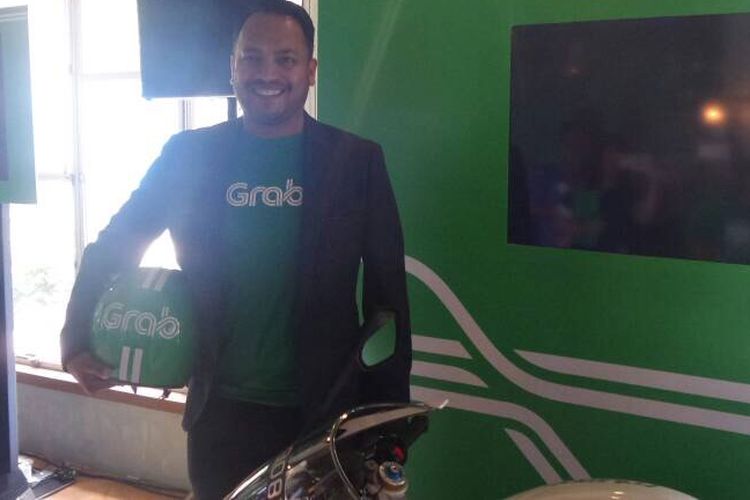 Head of Product Grab Jerald Singh berpose di depan sepeda motor yang merepresentasikan layanan baru bertajuk GrabNow di hotel JW Marriot, Singapura, Selasa (6/6/2017). GrabNow pertama kali akan dilaksanakan di Jakarta.