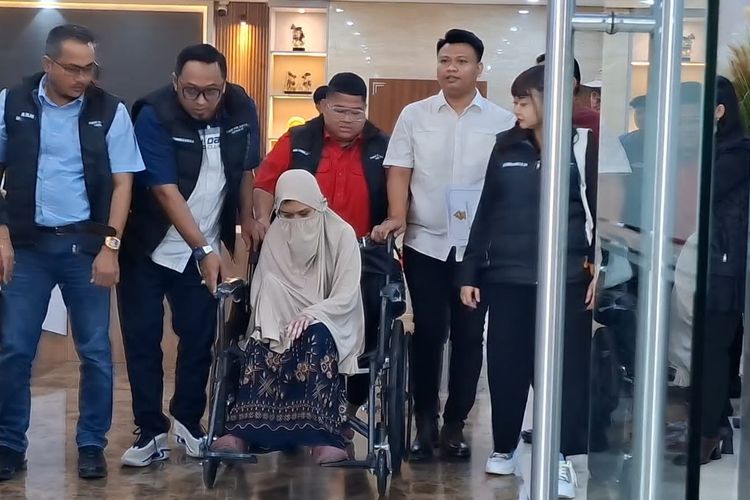 Polisi Aktif Diduga Aniaya Istri hingga Luka Bakar 47 Persen, Korban Datangi Bareskrim dengan Kursi Roda