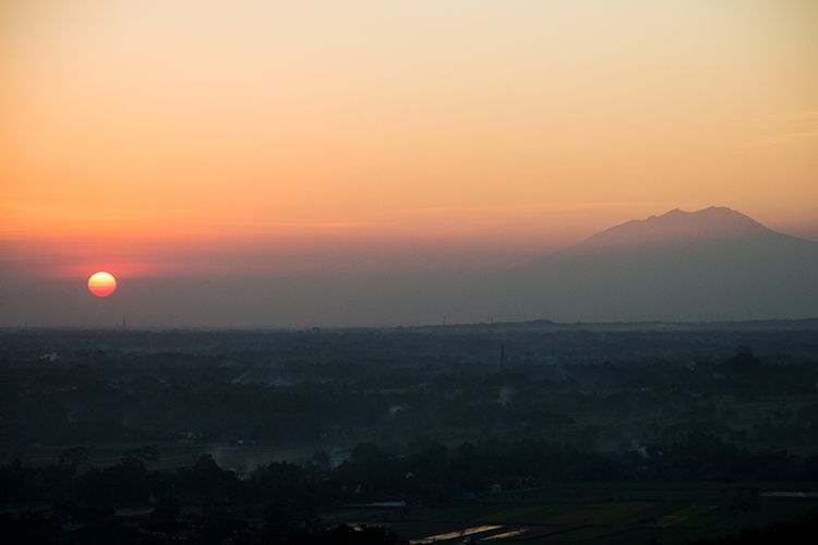 Keindahan Matahari Terbit dan Gunung Lawu dilihat dari Spot Riyadi.
