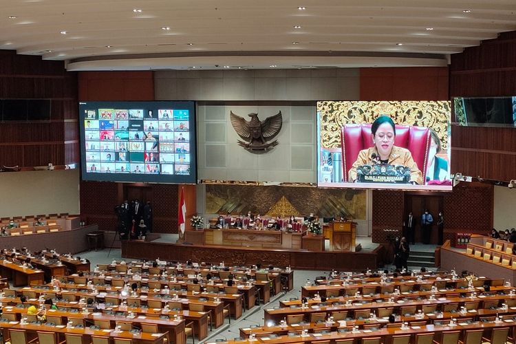 Dewan Perwakilan Rakyat (DPR) menggelar Rapat Paripurna Ke-9 Masa Persidangan II Tahun Sidang 2021-2022 di Kompleks Parlemen, Senayan, Jakarta, Senin (8/11/2021). Dalam rapat tersebut DPR menyetujui Jenderal Andika Perkasa sebagai Panglima TNI. 