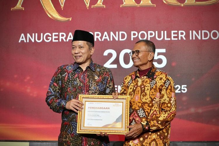 Menteri Koperasi Ferry Juliantono (kiri) saat meraih penghargaan Disway Awards 2025.