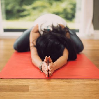 Yoga atau meditasi bisa digunakan meredakan kram menstruasi.