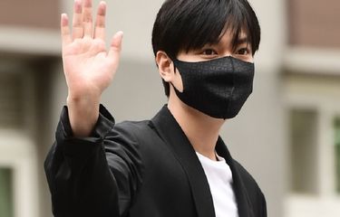 Lee Min Ho melambai kepada para penggemar ketika akhirnya menyelesaikan tugas wajib militernya.