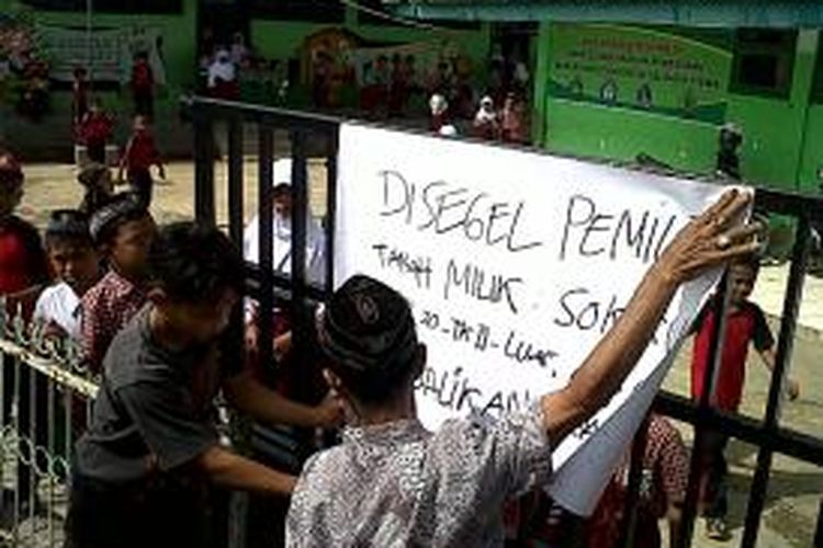 Sejumlah murid SD di Kabupaten Bone, Sulawesi Selatan langsung berhamburan saat sekolah mereka disegel warga. Rabu, (08/01/2014).