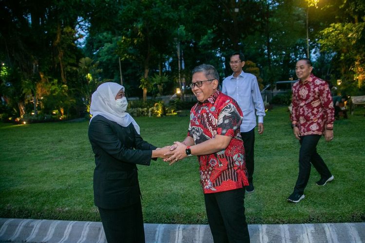 Hasto bertemu Khofifah di rumah dinas wali kota Surabaya Eri Cahyadi, Kamis (10/11/2022).