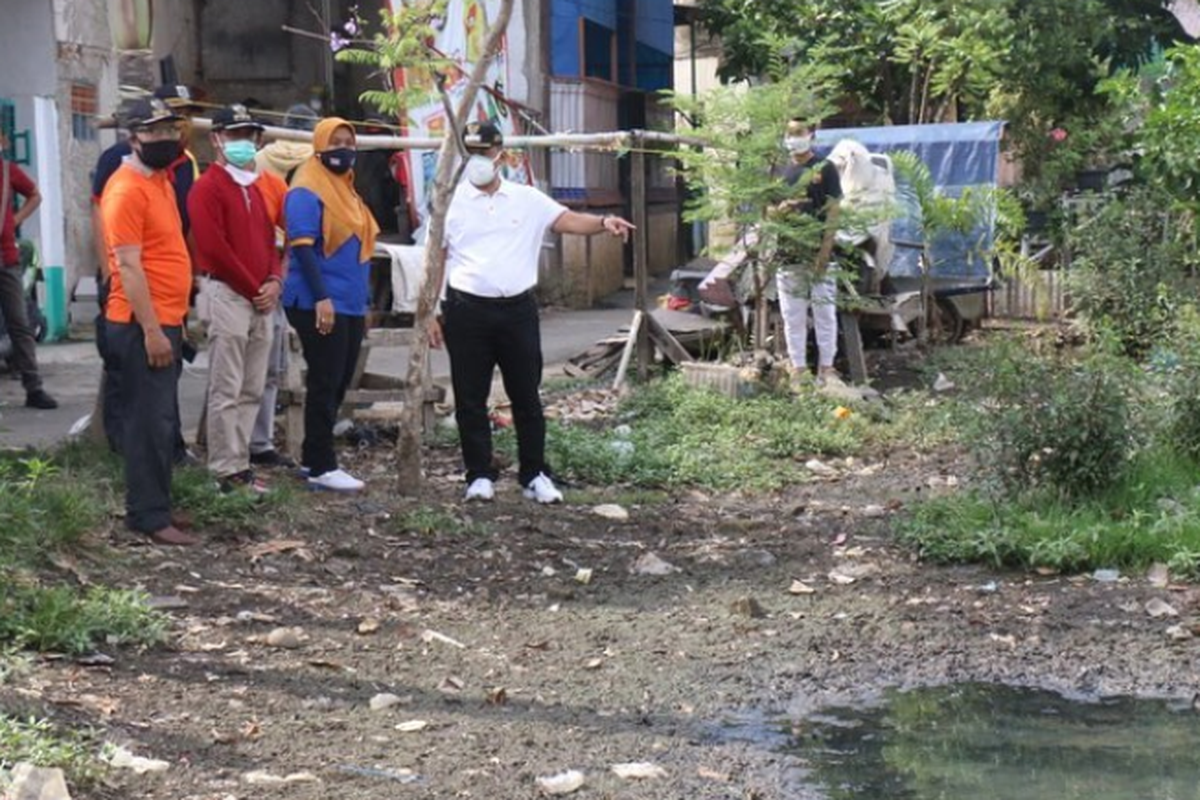 Walikota Jakarta Barat, Uus Kuswanto meninjau langsung daerah rawan genangan air pada Minggu (4/10/2020)