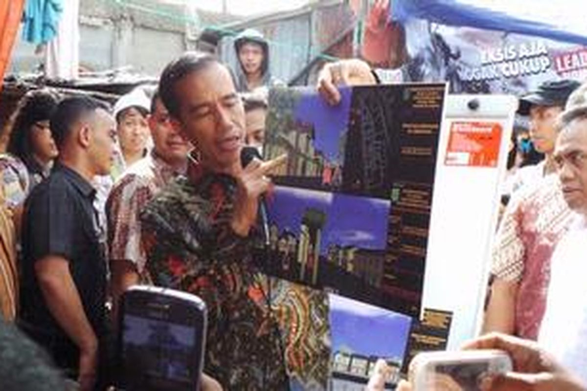 Gubernur DKI Jakarta Joko Widodo saat memberikan paparan rencana pembangunan kampung deret di hadapan warga RW 01, Kelurahan Tanah Tinggi,  Kecamatan Johar Baru,  Jakarta Pusat, Rabu (24/4/2013).
