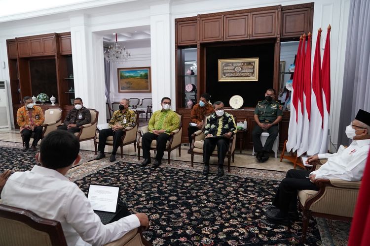 Wakil Presiden Ma'ruf Amin menerima audiensi Gubernur Riau Syamsuar bersama direksi PT Bank Riau Kepri di kediaman resmi wapres, Jakarta, Senin (1/8/2022).
