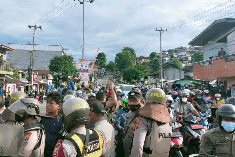 Ruas jalan Jenderal Sudirman yang sempat diblokade akhirnya dibuka oleh warga Desa Batu Merah, Kecamatan Sirimau, Kota AMbon, Kamis (24/3/2022). Pembukaan blokade jalan dilakukan warga setelah Kapolda Maluku, Irjen Pol Lotharia Latif menemui warga