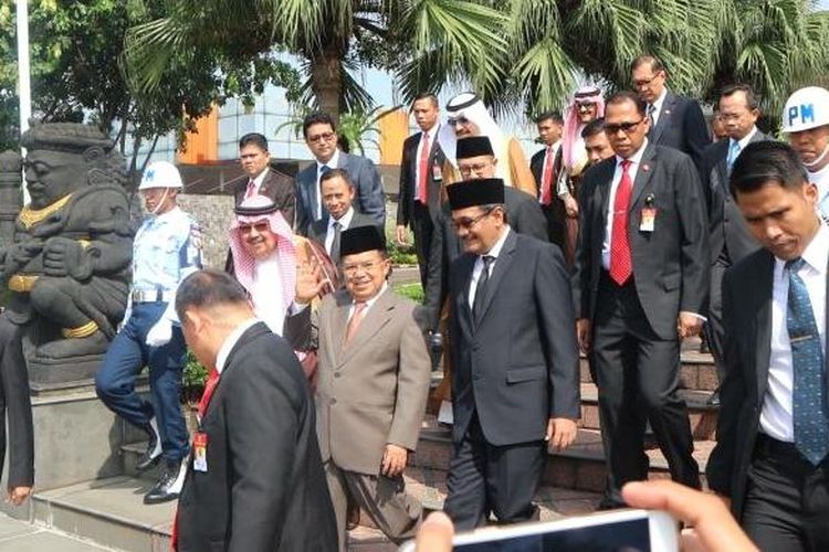 Wakil Presiden Jusuf Kalla melepas Raja Arab Saudi Salman bin Abdulaziz al-Saud di Bandara Halim Perdanakusuma, Jakarta Timur, Sabtu (4/3/2017).