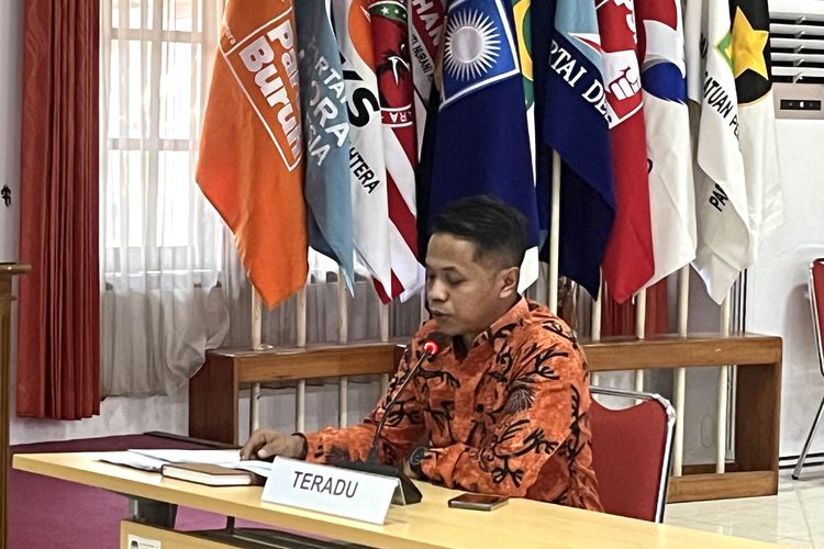 Ketua Badan Pengawas Pemilihan Umum (Bawaslu) Kota Surabaya, Muhammad Agil Akbar menjalani sidang pemeriksaan dugaan pelanggaran Kode Etik Penyelenggara Pemilu (KEPP) yang digelar di kantor Komisi Pemilihan Umum (KPU) Provinsi Jawa Timur, Jumat (6/10/2023).