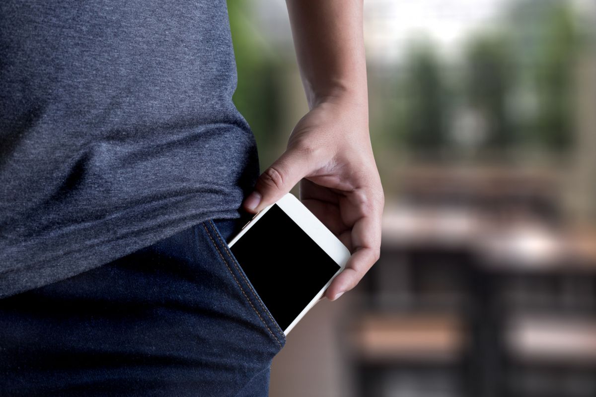 Ilustrasi menyimpan ponsel di kantong celana
