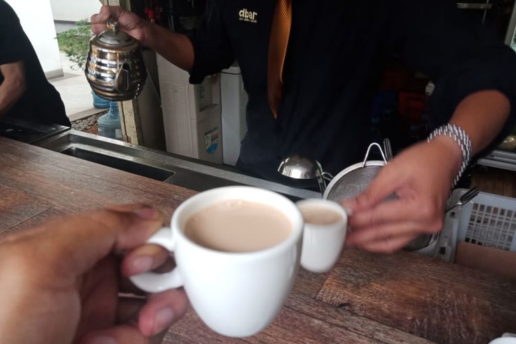 Pembuatan teh Adeni di Resto Al Jazeera Polonia, Jakarta Timur, Jakarta, Kamis, (13/9/2018).