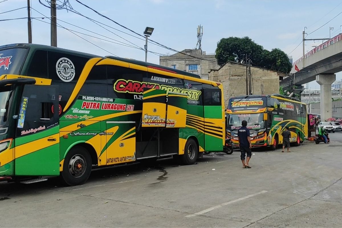 Sejumlah bus yang terparkir di Terminal Lebak Bulus, Jakarta Selatan, Jumat (28/4/2023). 