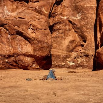 Foto ini diambil pada Sabtu 28 November 2020, Disediakan oleh Kelsea Dockham, bebatuan menandai lokasi di mana monolit logam pernah berdiri di tanah di daerah terpencil batu merah di Lembah Spanyol, Utah selatan Moab dekat Taman Nasional Canyonlands.