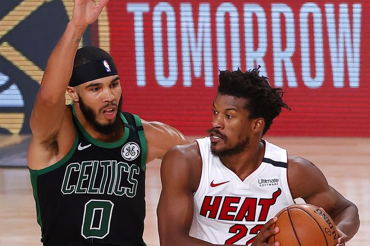 Jayson Tatum (kiri) dan Jimmy Butler (kanan) sedang berdual pada gim kedua final playoffs NBA Wilayah Timur di AdventHealth Arena, Florida, Amerika Serikat, Jumat (18/9/2020) pagi WIB.