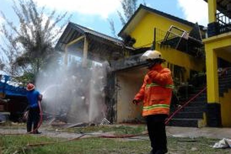 Tiga warga RT 46 Kelurahan Sepinggan menderita luka bakar serius pada sekujur badan dan muka saat menyaksikan dari dekat lubang sumur bor yang baru saja selesai digali. Mereka tidak menyangka kalau sumur bor yang digali mengeluarkan gas, lalu meledak, dan mengenai mereka. Tampak halaman depan rumah Pak Dibyo yang terus mengeluarkan gas. (K71-12)