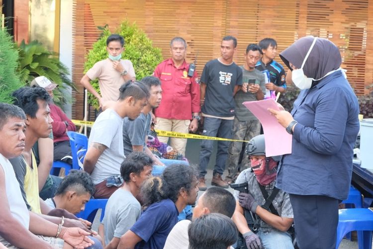 Polisi amankan puluhan  orang yang terlibat peredaran narkoba, di Kecamatan Tatanga. Satu dari puluhan orang yang diamankan usianya masih di bawah umur, Kamis (31/10/2019).
