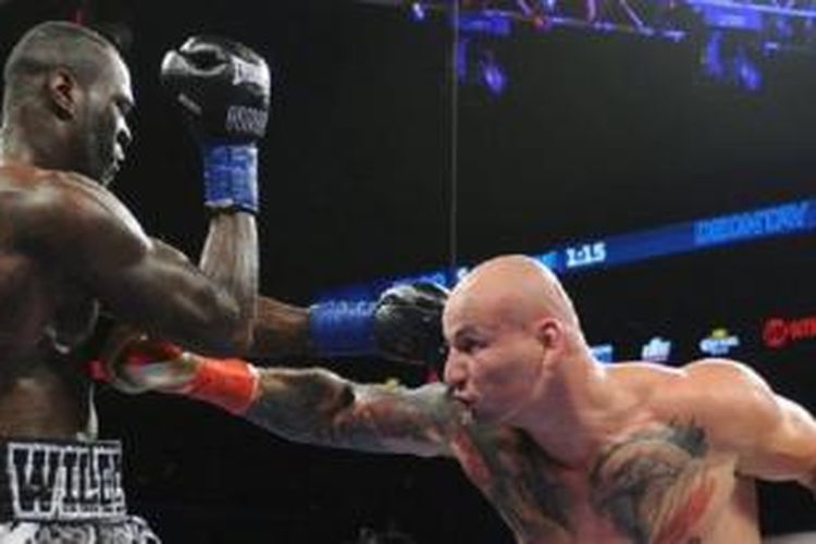 Deontay Wilder (kiri) menghadapi Artur Szpilka