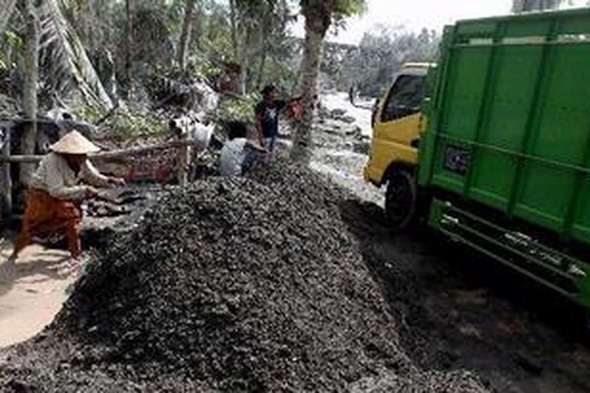 Warga menambang pasir di Sungai Pabelan, Dusun Tangkilan, Desa Pabelan, Kecamatan Mungkit, Magelang, Jawa Tengah, Selasa (9/11/2010). Pasir dari material vulkanik Gunung Merapi tersebut dijual Rp 350.000 per truk. 