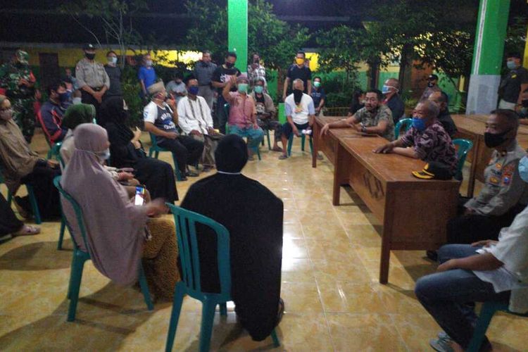 Proses perundingan pemindahan tempat karantina 2 pasien positif corona, di Kelurahan Jombatan, Kecamatan Jombang, Kabupaten Jombang, Jawa Timur, Minggu (3/5/2020).