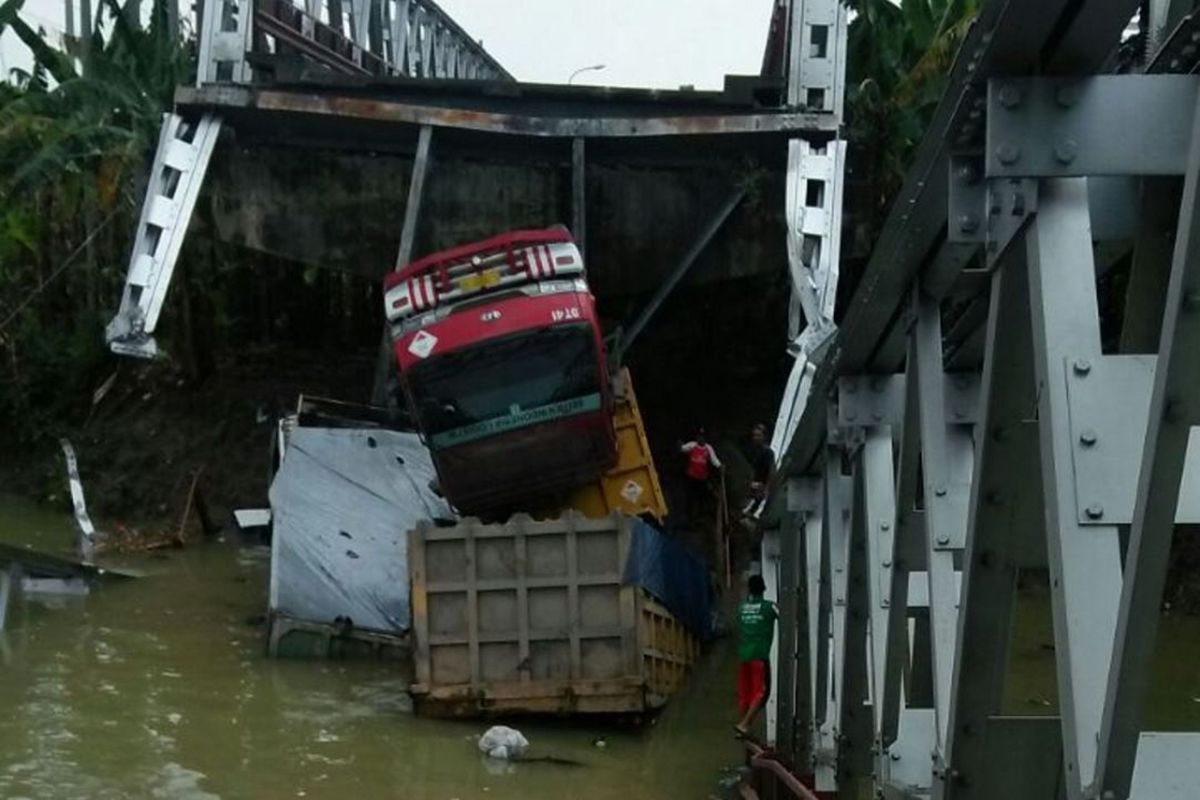 Jembatan nasional Babat-Widang yang menghubungkan Kabupaten Lamongan dan Kabupaten Tuban, Jawa Timur, ambruk, Selasa (17/4/2018) sekitar pukul 10.50 WIB. Tiga truk dan satu motor terjun ke Sungai Bengawan Solo akibat ambruknya jembatan. Dua korban untuk sementara dilaporkan tewas.