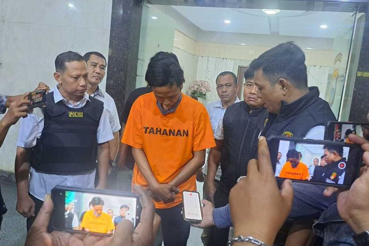 Sayid M Ferhad (42, pelaku penipuan modus EO di Makassar yang diekspos polisi usai di lapangan apel Mapolrestabes Makassar, Jalan Ahmad Yani, Kota Makassar, Sulawesi Selatan (Sulsel), Rabu (23/8/2023) malam