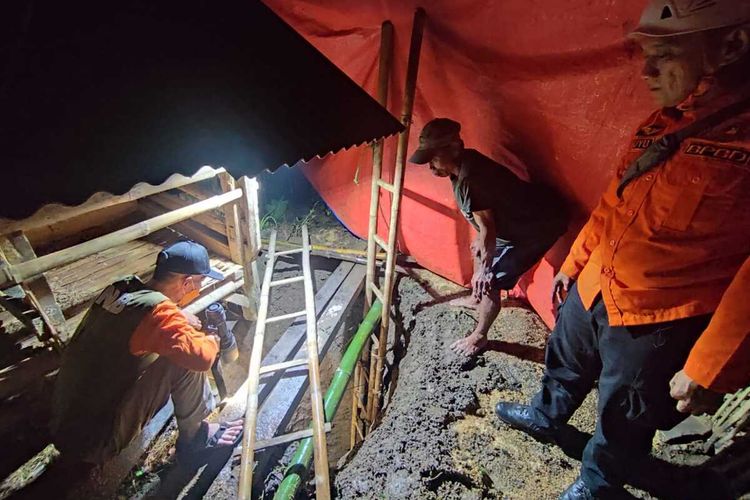 Petugas BPBD dan Damkar Sumedang evakuasi korban di dalam sumur, Senin (5/12/2022) pagi. FOK. BPBD Sumedang/KOMPAS.com