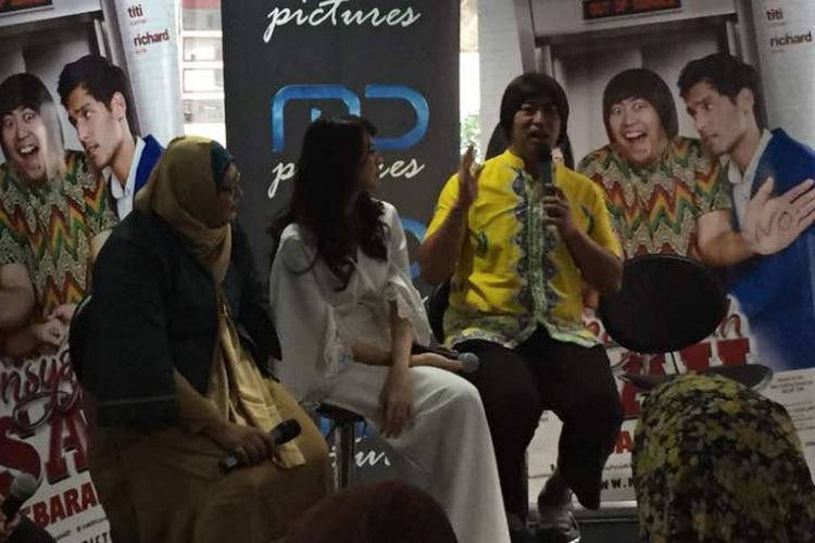 Pandji Pragiwaksono dalam bincang-bincang film Insya Allah, Sah! dengan para blogger di Gedung MD Place, Setiabudi, Jakarta Selatan, Senin (5/6/2017).