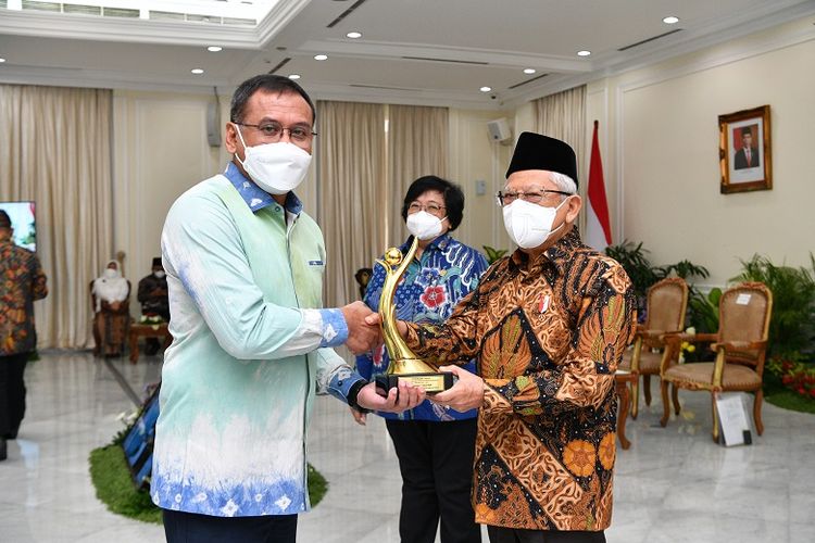 Direktur Utama PKT Rahmad Pribadi saat menerima anugerah Proper Emas dari Wakil Presiden RI Kiai Haji (KH) Ma?ruf Amin. 