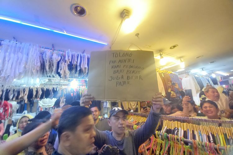 Pedagang pakaian bekas atau thrifting di Pasar Senen, Jakarta Pusat menyampaikan aspirasi ke Menteri UMKM, Maman Abdurahman, Minggu (30/11/2025)