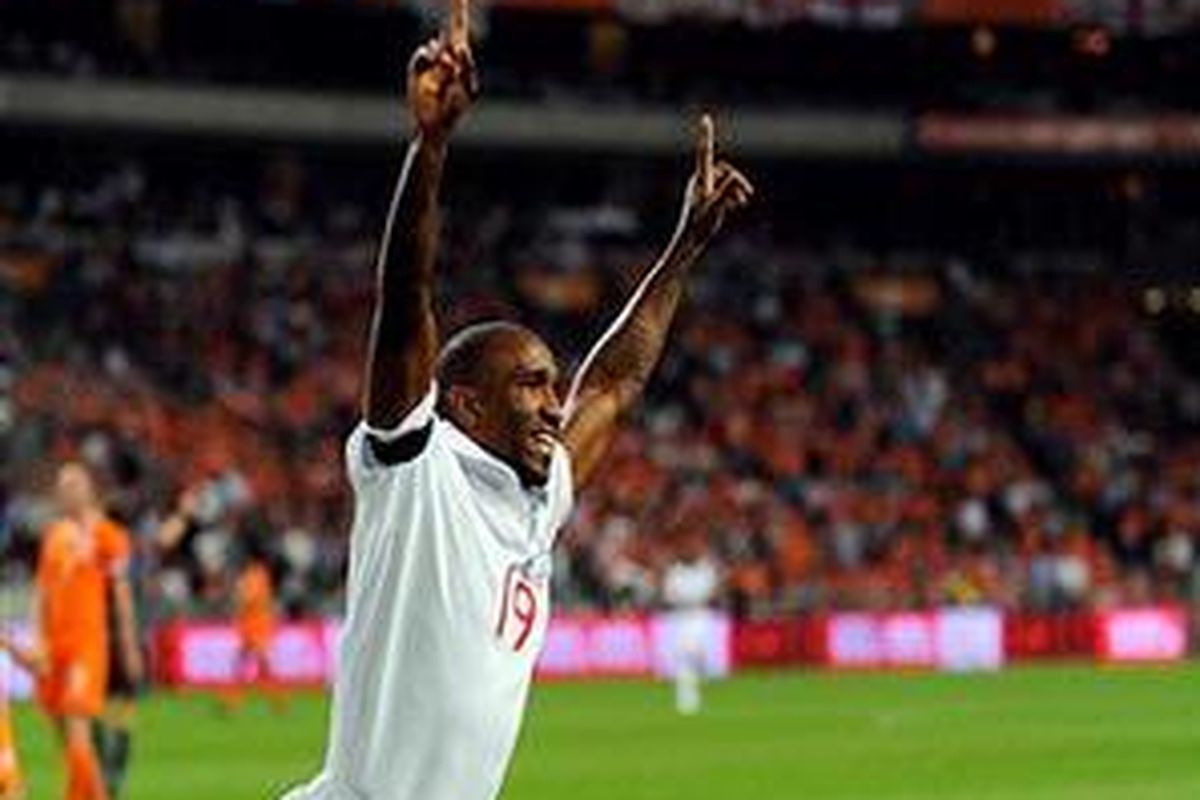 Jermaine Defoe gembira setelah mencetak dua gol. Inggris pun terhindar dari kekalahan pada pertandingan persahabatan lawan Belanda, Rabu (12/8).