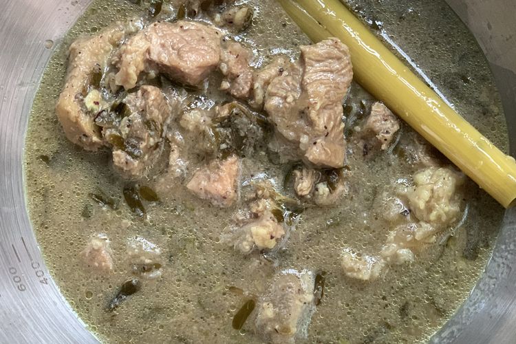 Nasu cemba, masakan khas Enrekang, Sulawesi Selatan dalam demo masak di acara Kenduri Budaya Pangan Lokal Nusantara, Museum Nasional Indonesia, Rabu (15/10/2025).